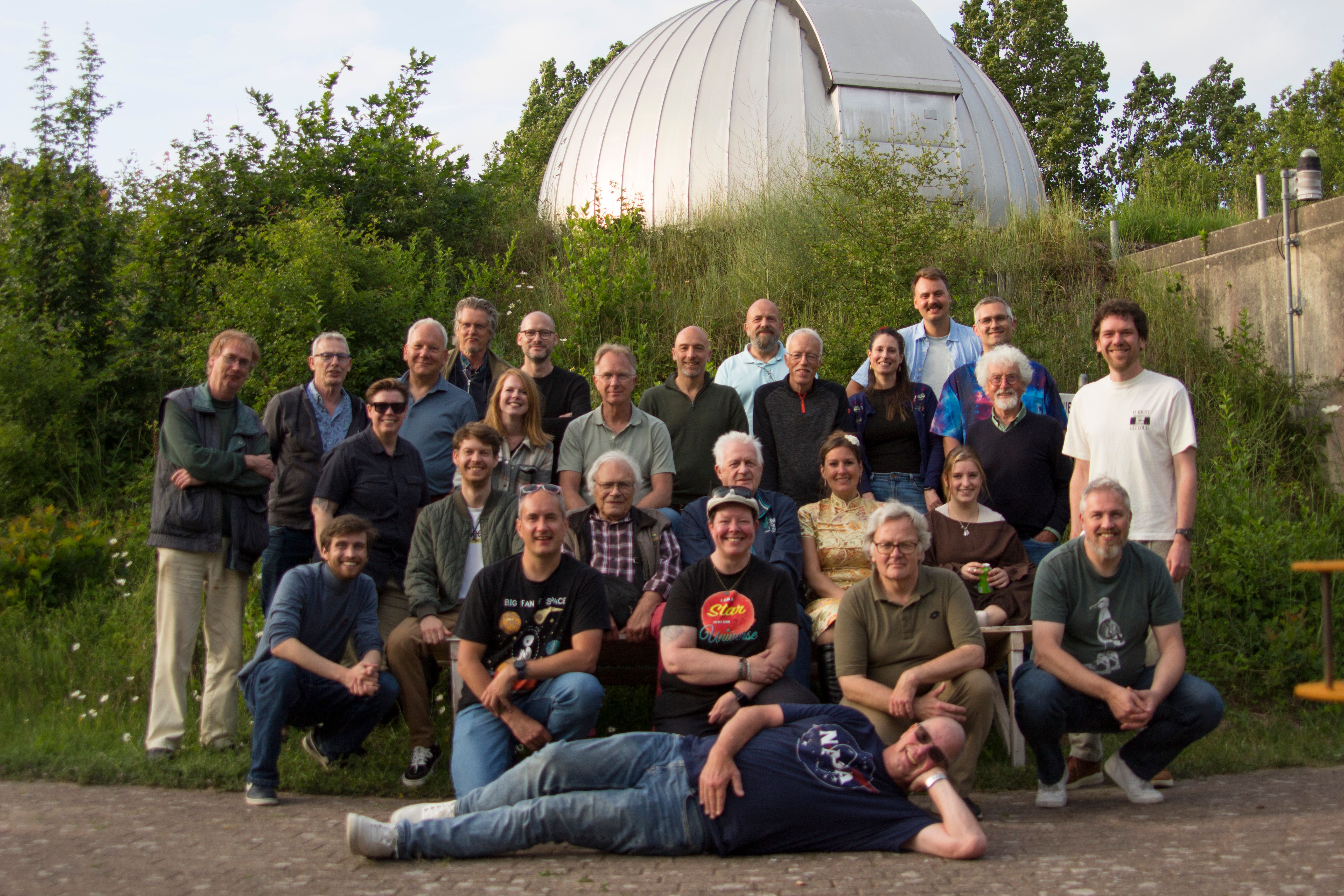 Groep vrijwilligers voor de koepel