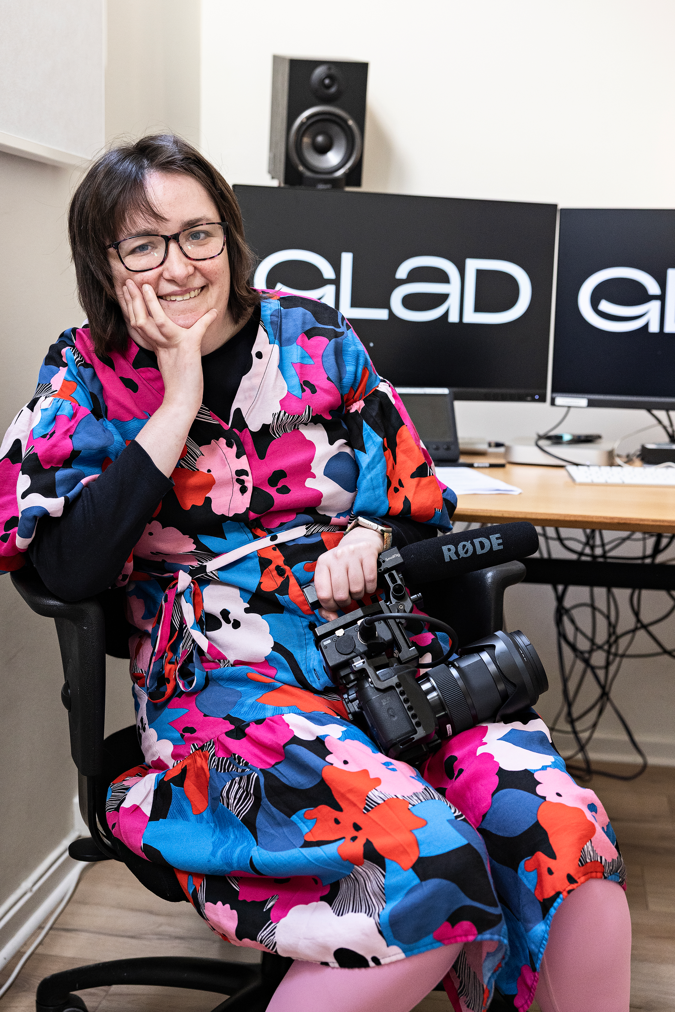 Larna der sidder i tvglad studiet