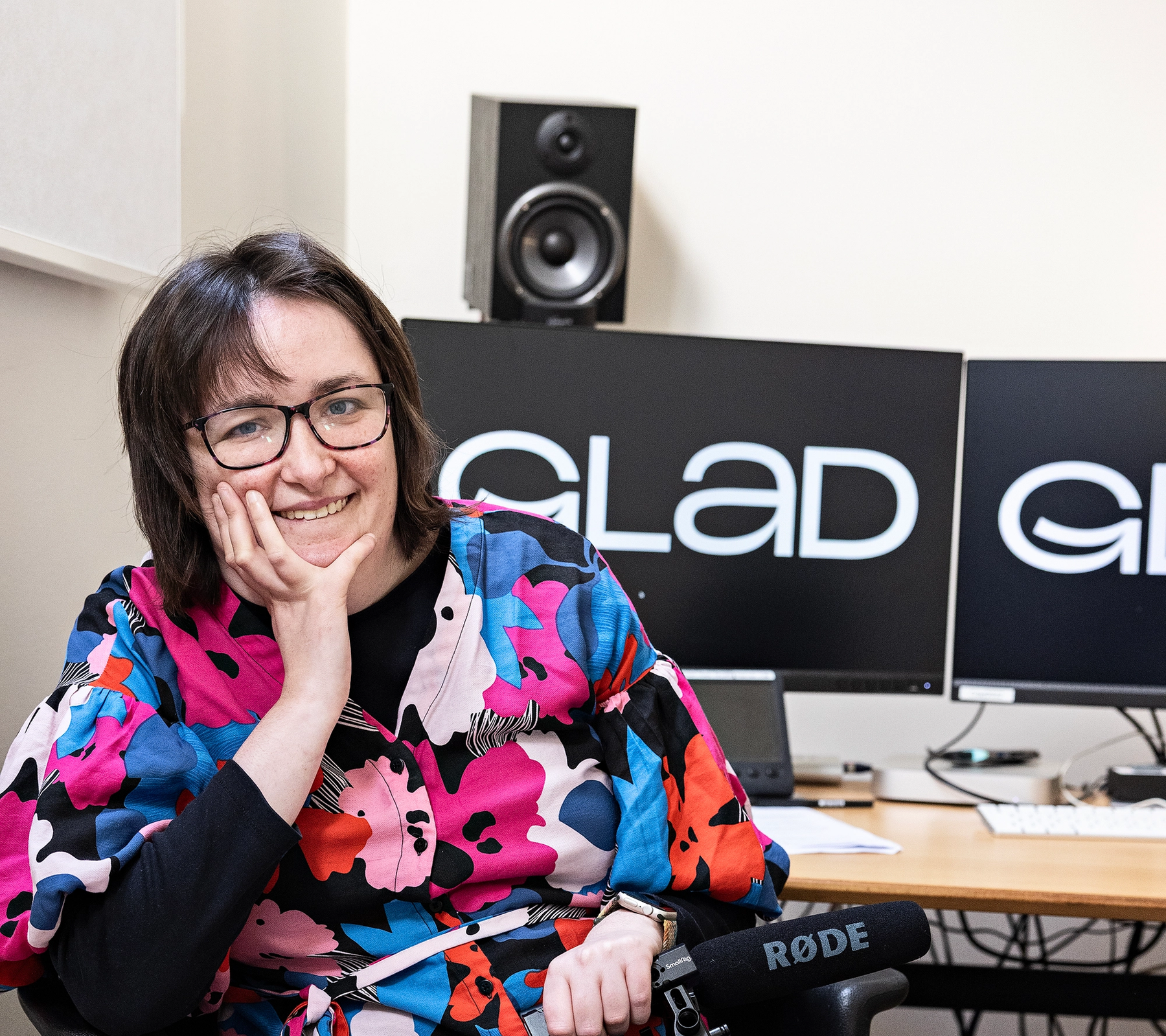 Larna der sidder i tvglad studiet