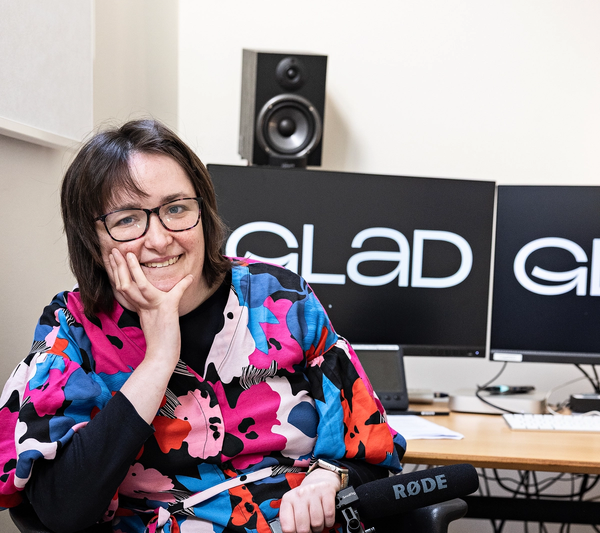 Larna der sidder i tvglad studiet