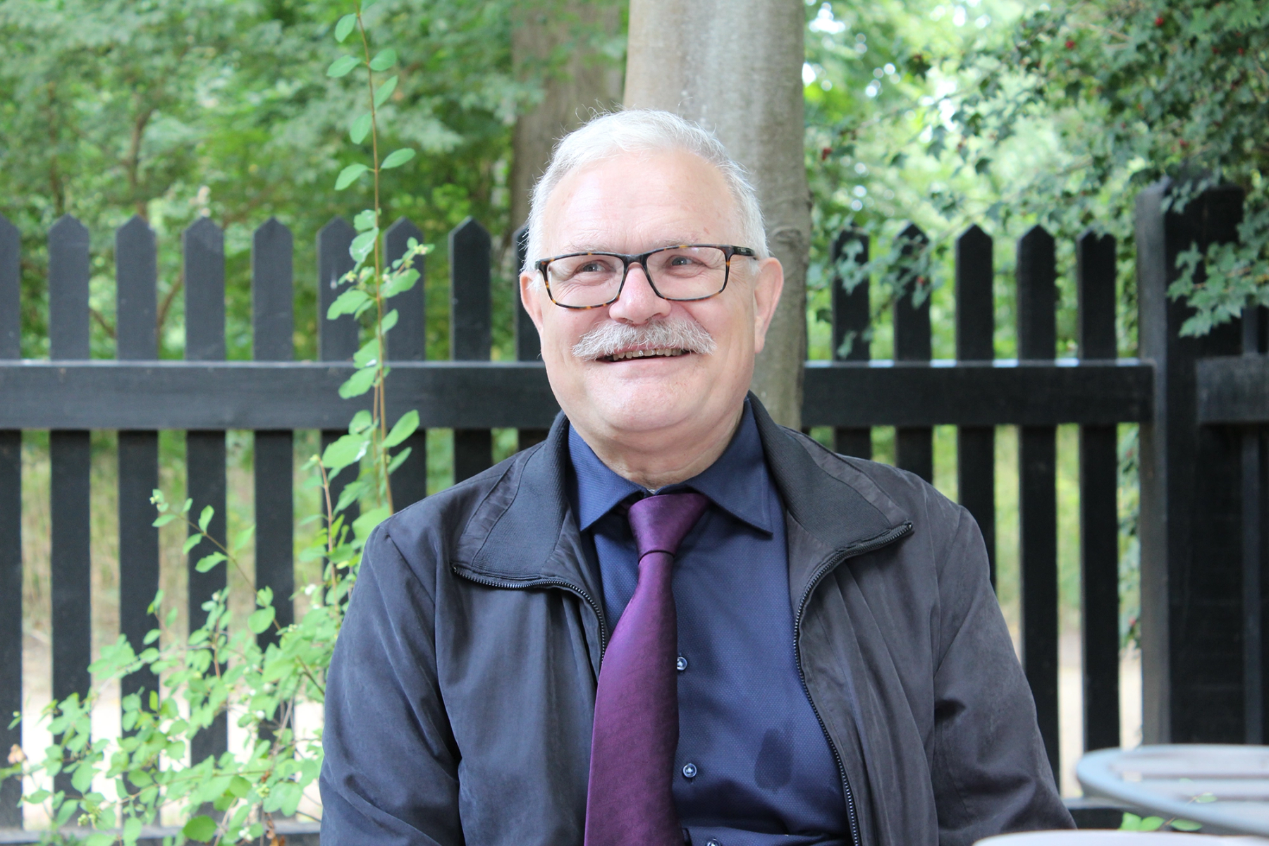 Benny, som er Bisidder i Lev smiler