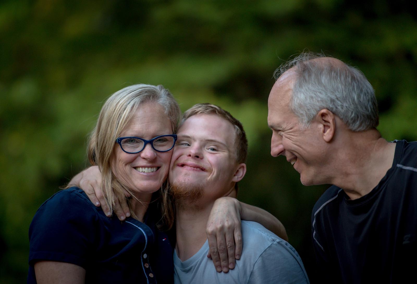 Familie krammer og smiler