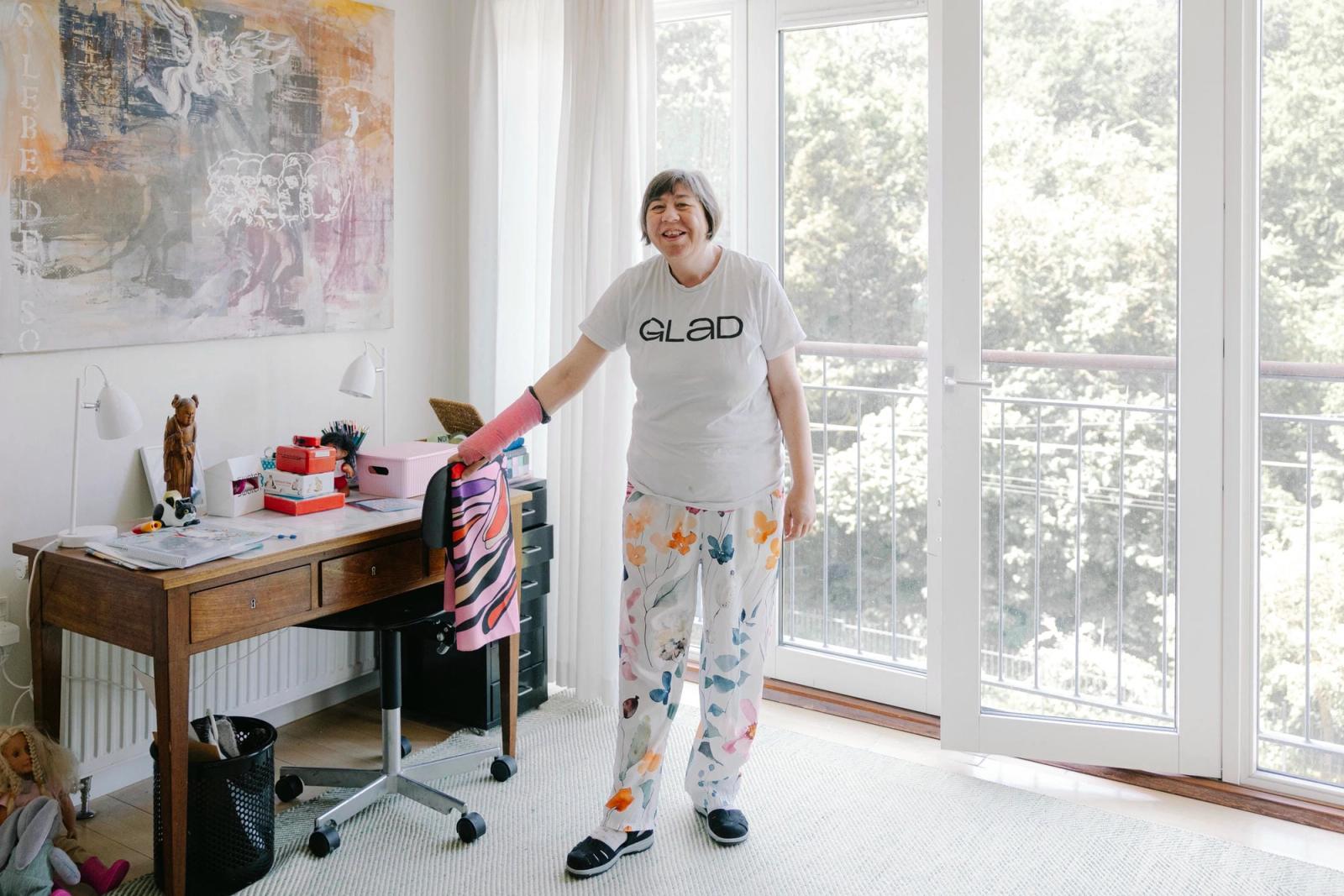 Kvinde viser sit skrivebord frem