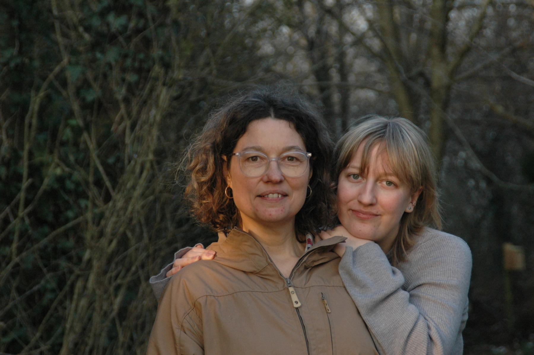 Johanne og Astrid krammer