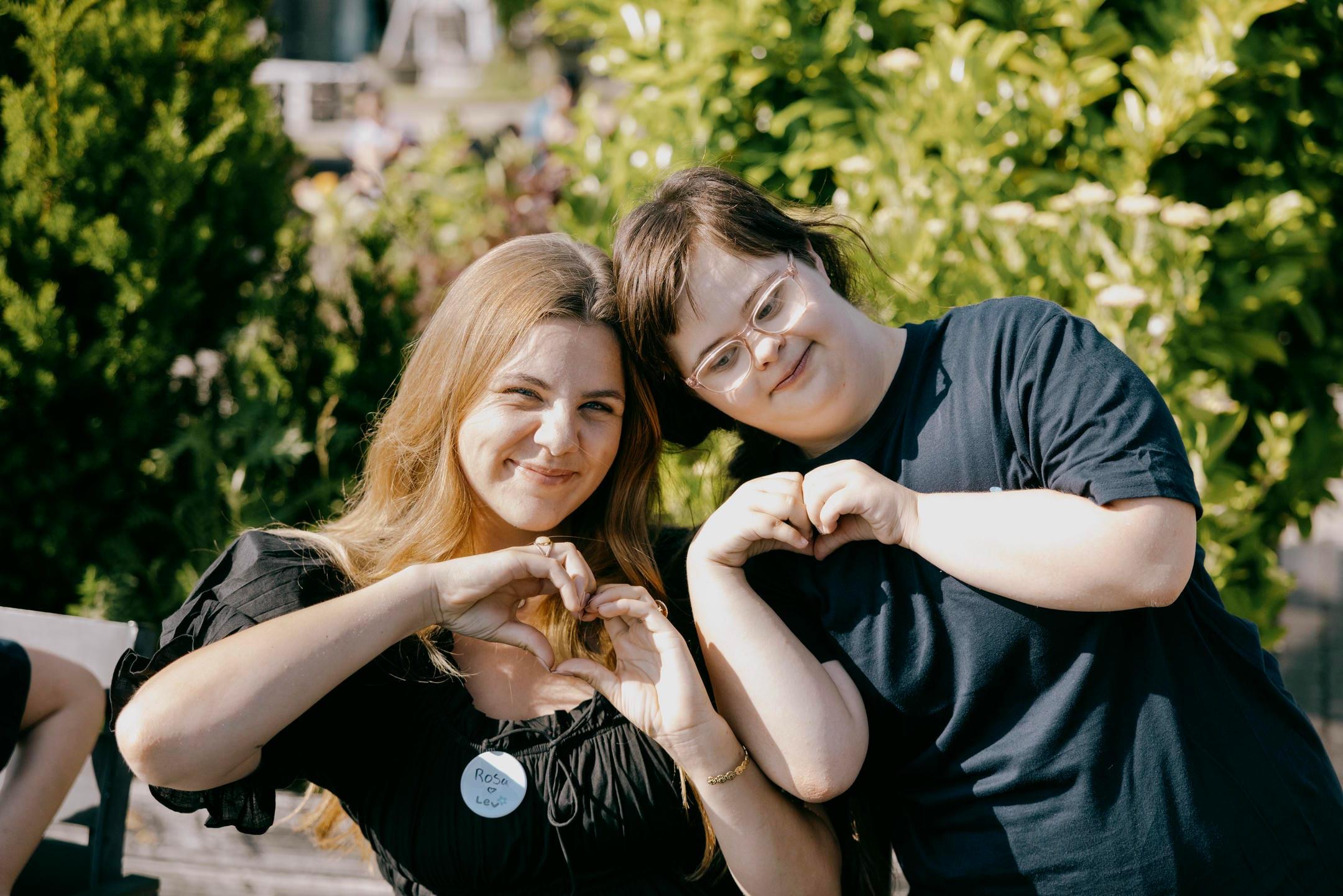 To piger laver hjerter med hænderne