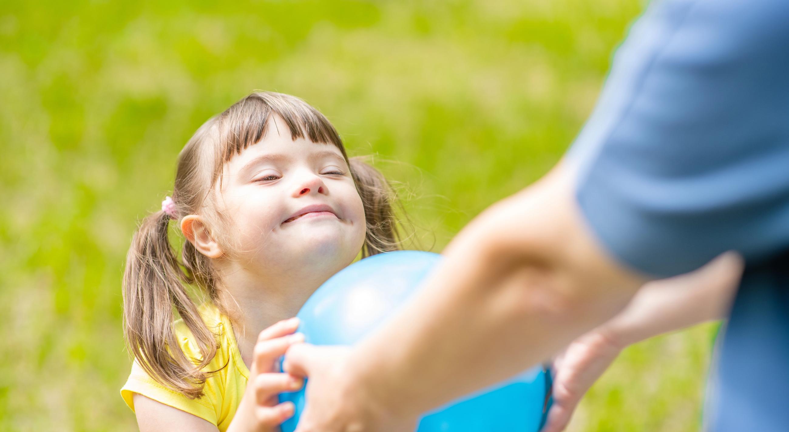 Lille pige leger med bold