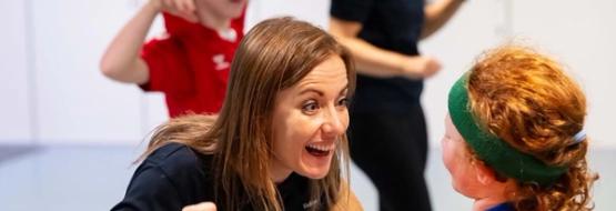 kvinde smiler til barn