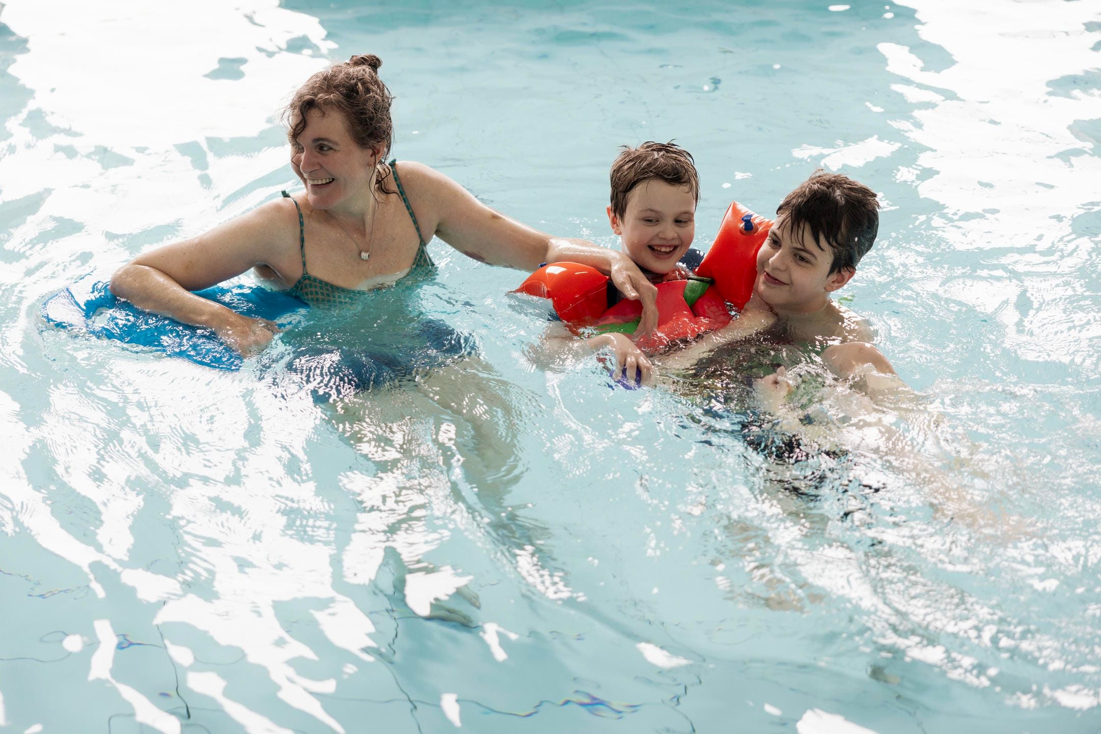 Familie bader i pool