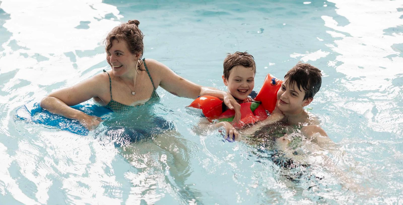 Familie bader i pool