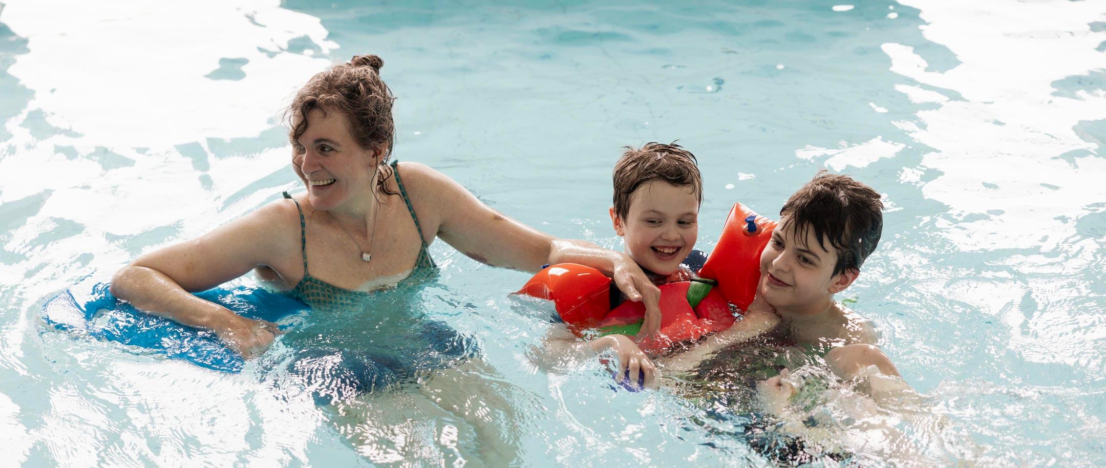 Familie bader i pool