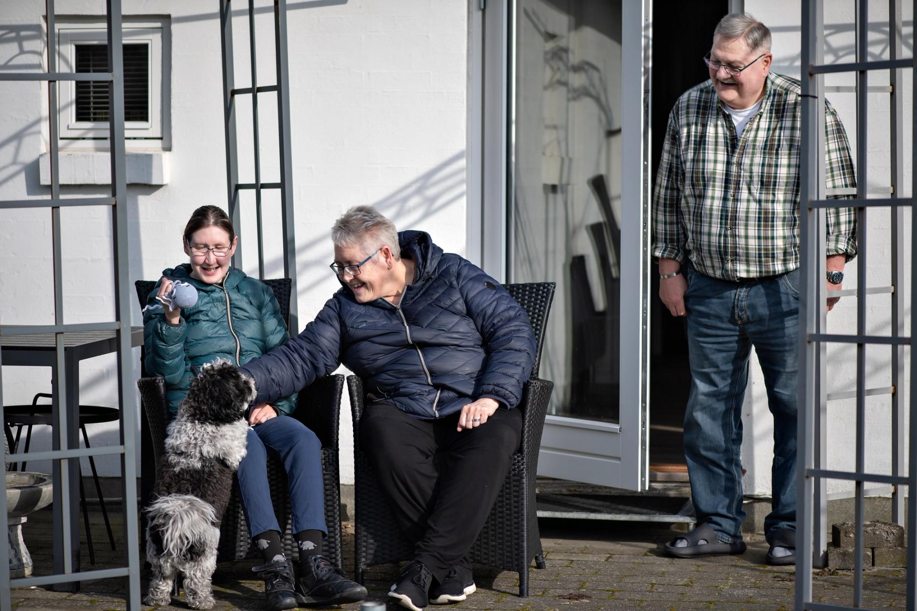 Cecilie og hendes familie hygger på terassen