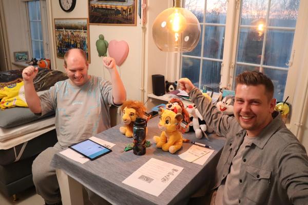 To mænd sidder omkring et bord