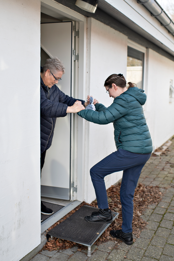 Cecilie får hjælp af sin mor
