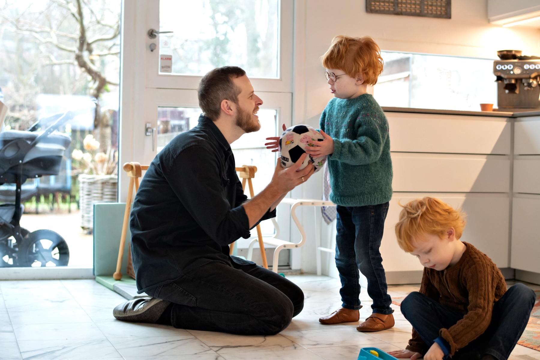 Far leger med sin to børn