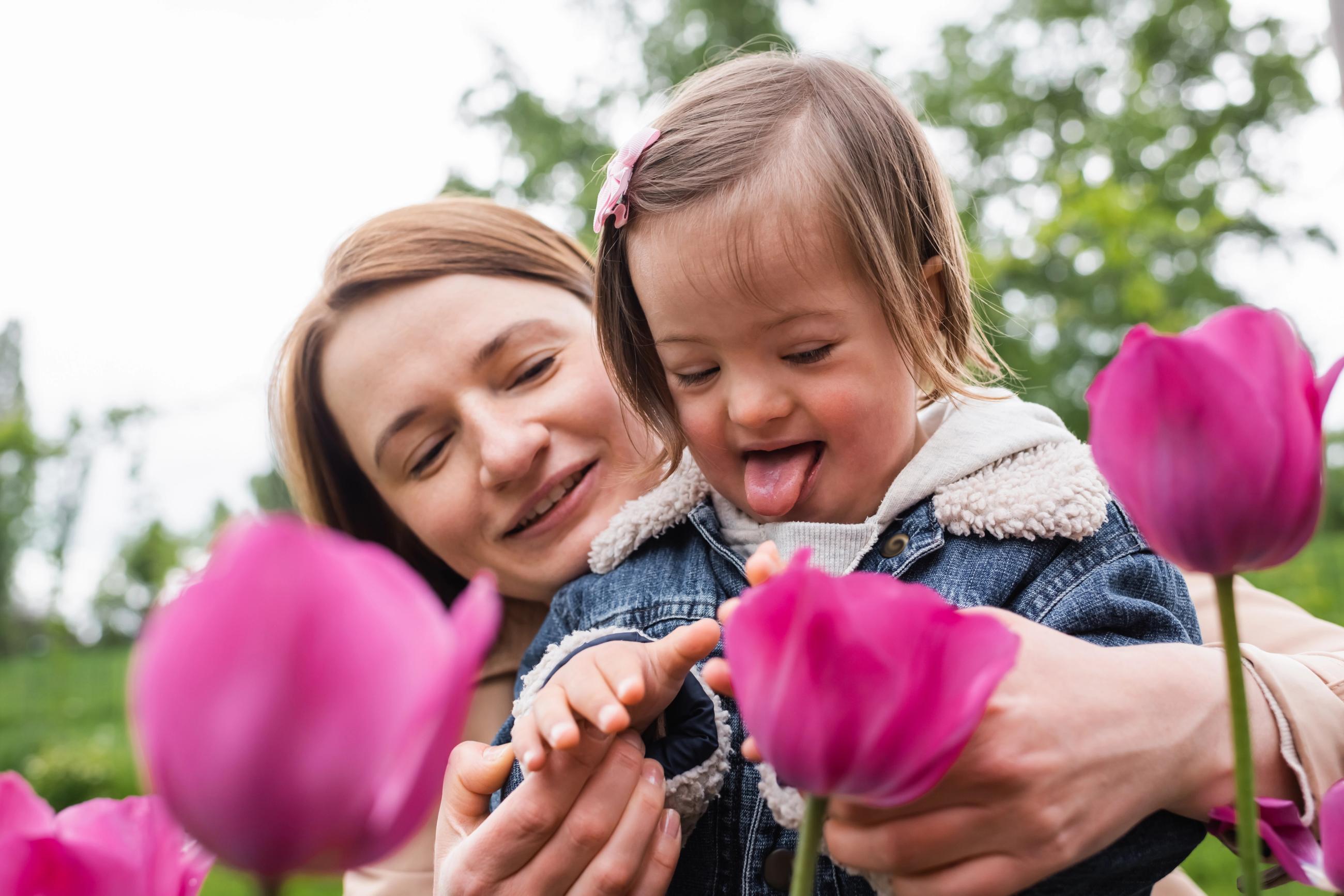Mor og datter plukker blomster