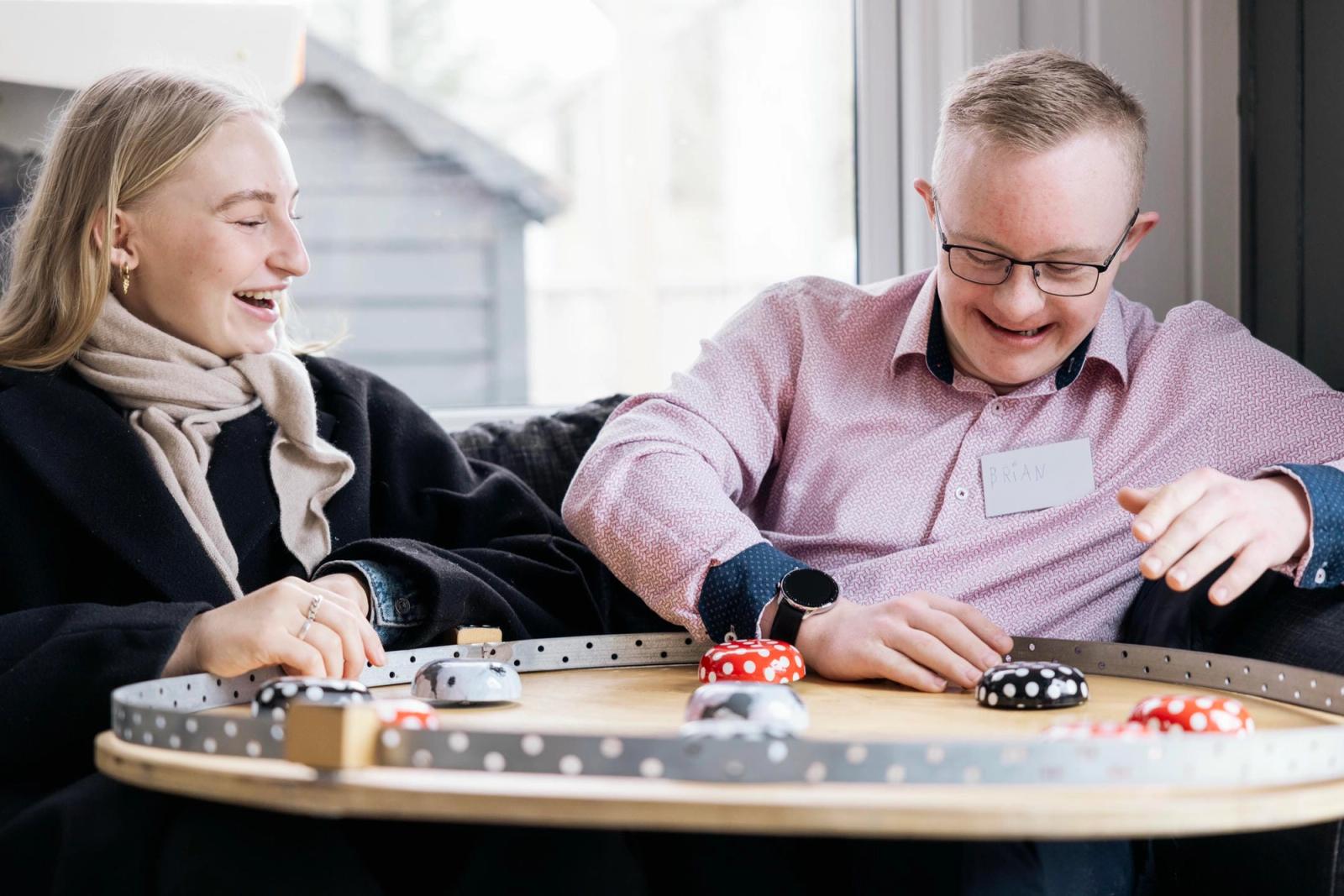 Søskende spiller spil
