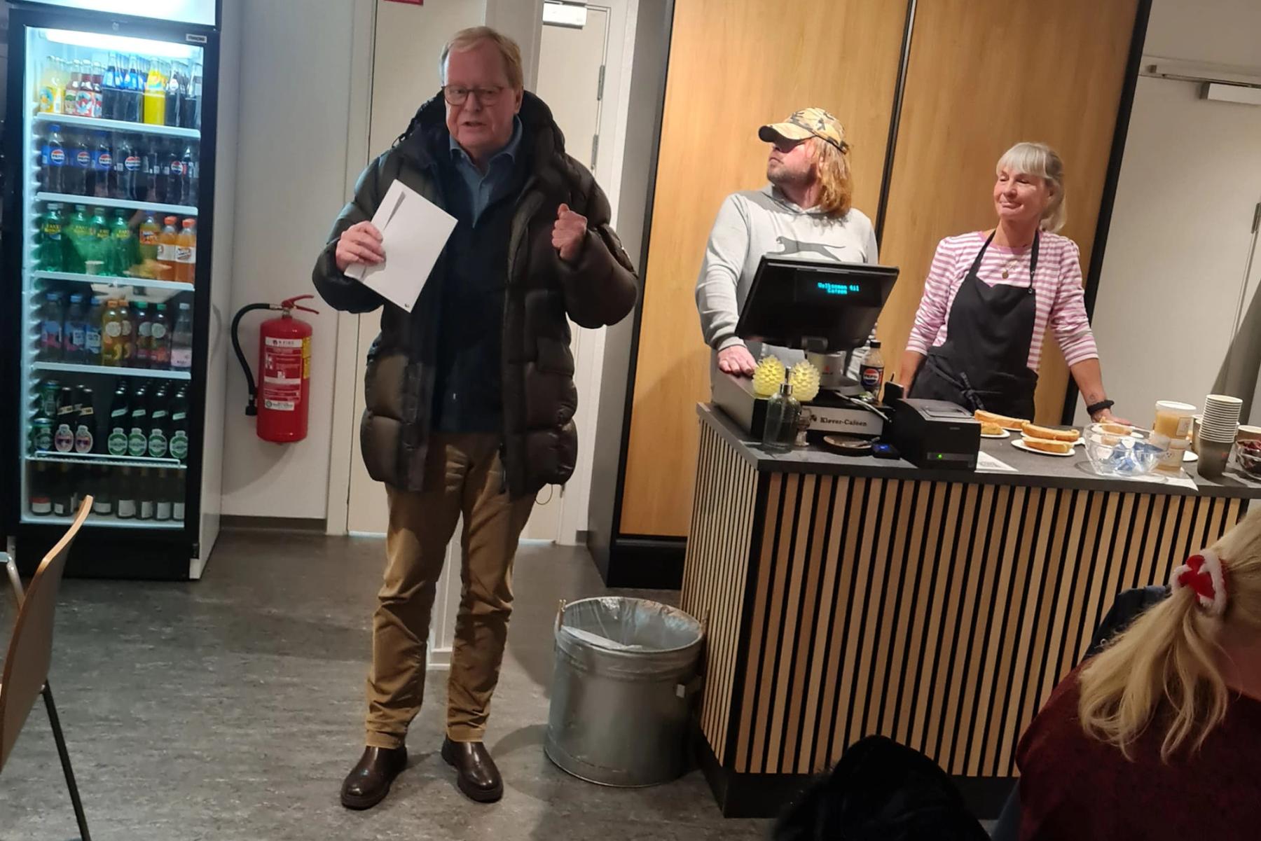 Viborgs borgmester Ulrik Wilbek overrakte i december 5.000 kroner til rejsen. Eneste betingelse: Globetrotterne skal fortælle ham om turen, når de kommer hjem.