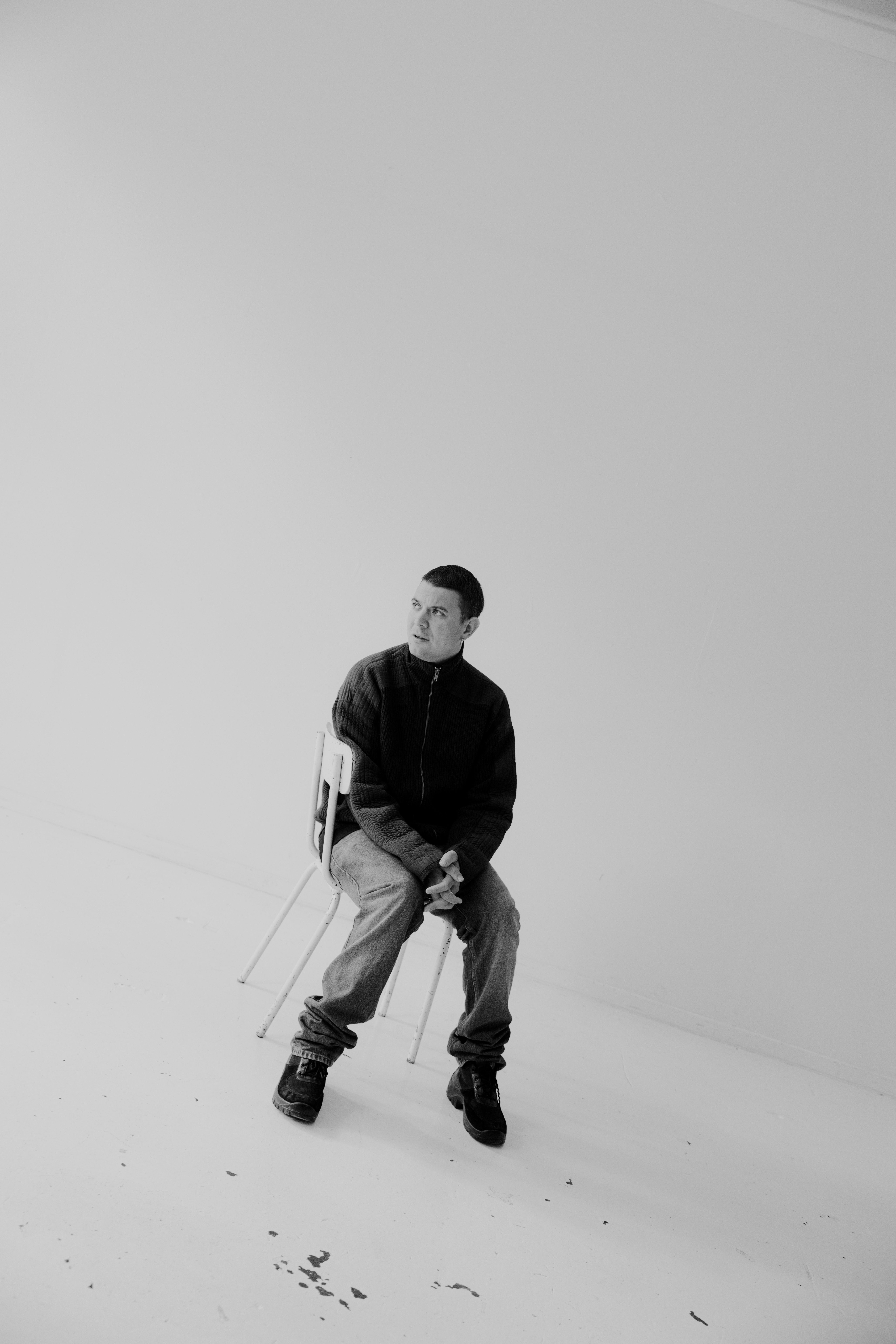 Mand sidder på en stol