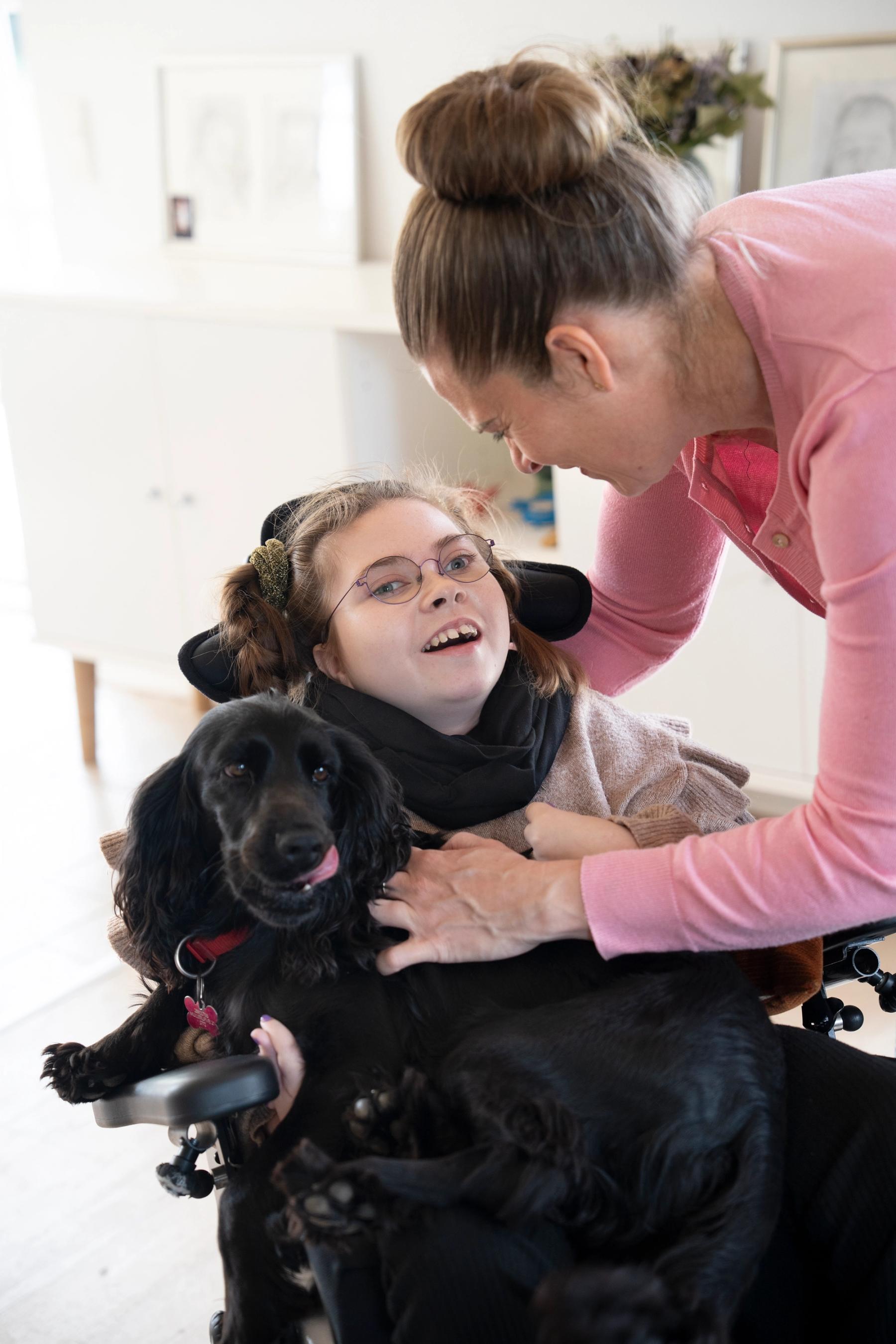 Mor og barn holder hund