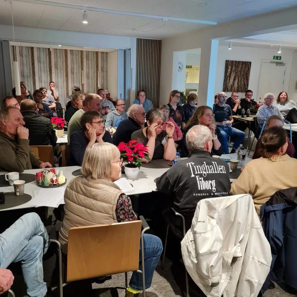 Mennesker ved et bord