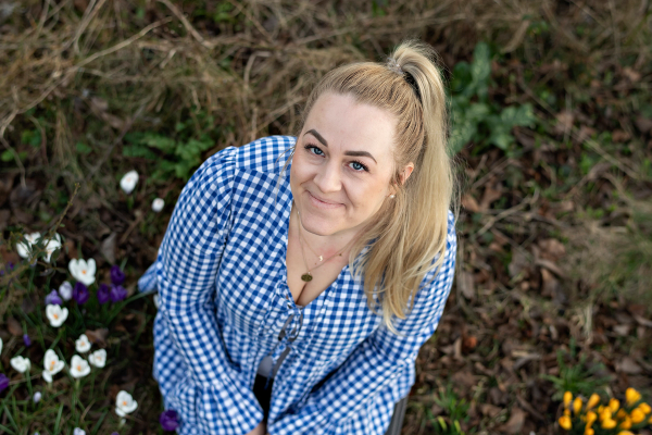 Julie Brandt, mor til Alfred i naturen