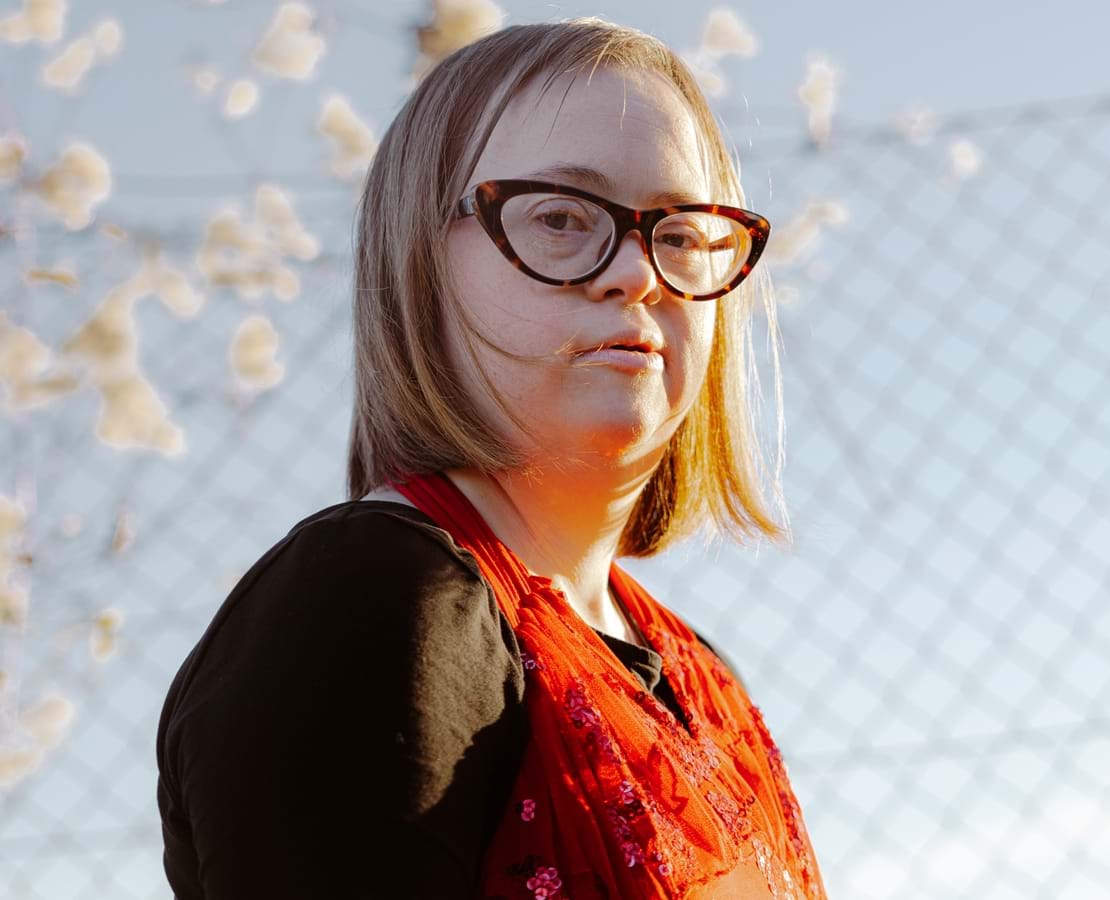 Kvinde med briller står i natur