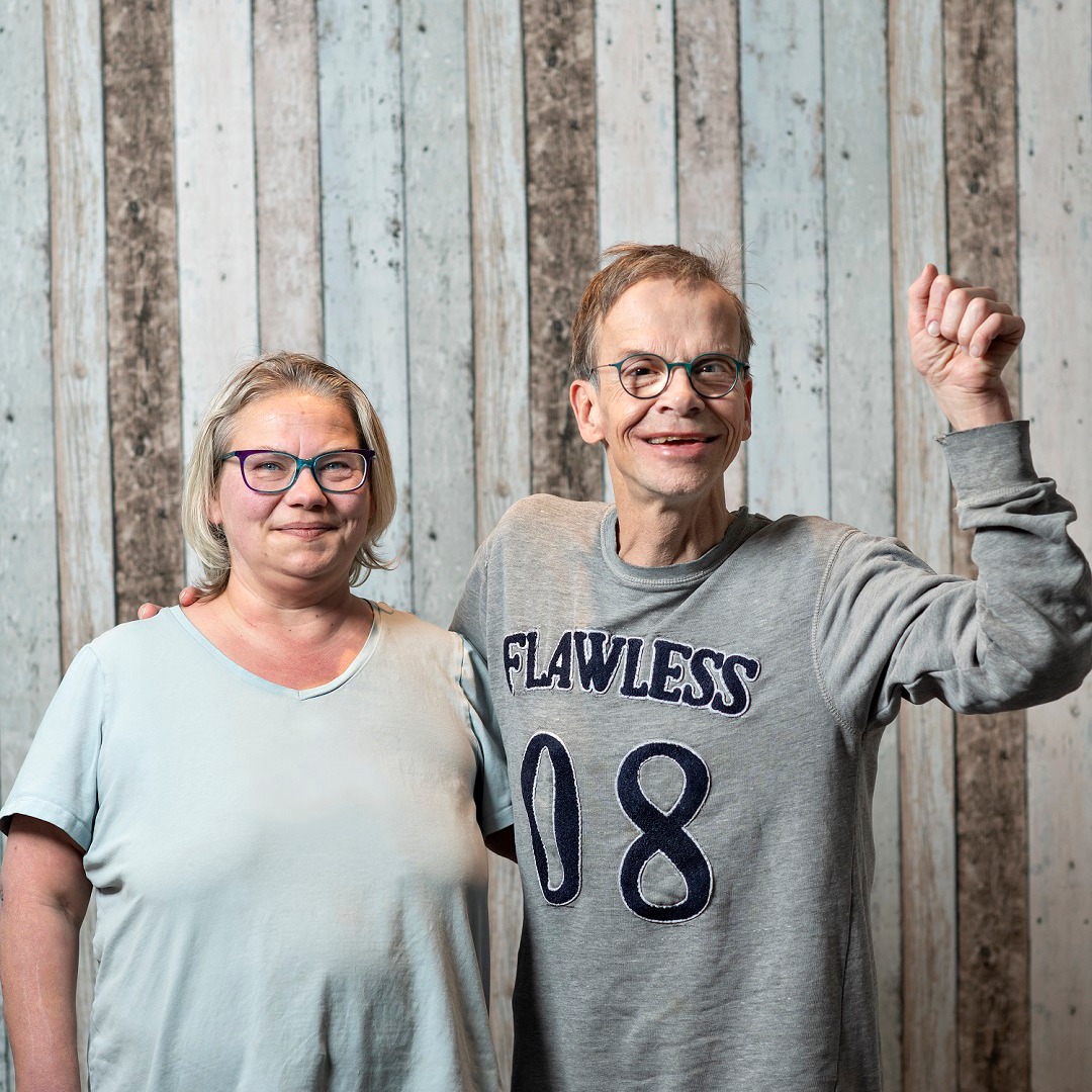 Tanja og Mikkel står sammen og smiler