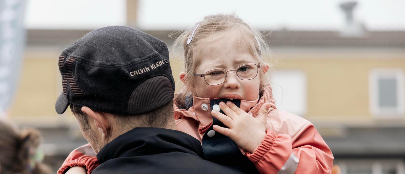 Far bærer sin datter
