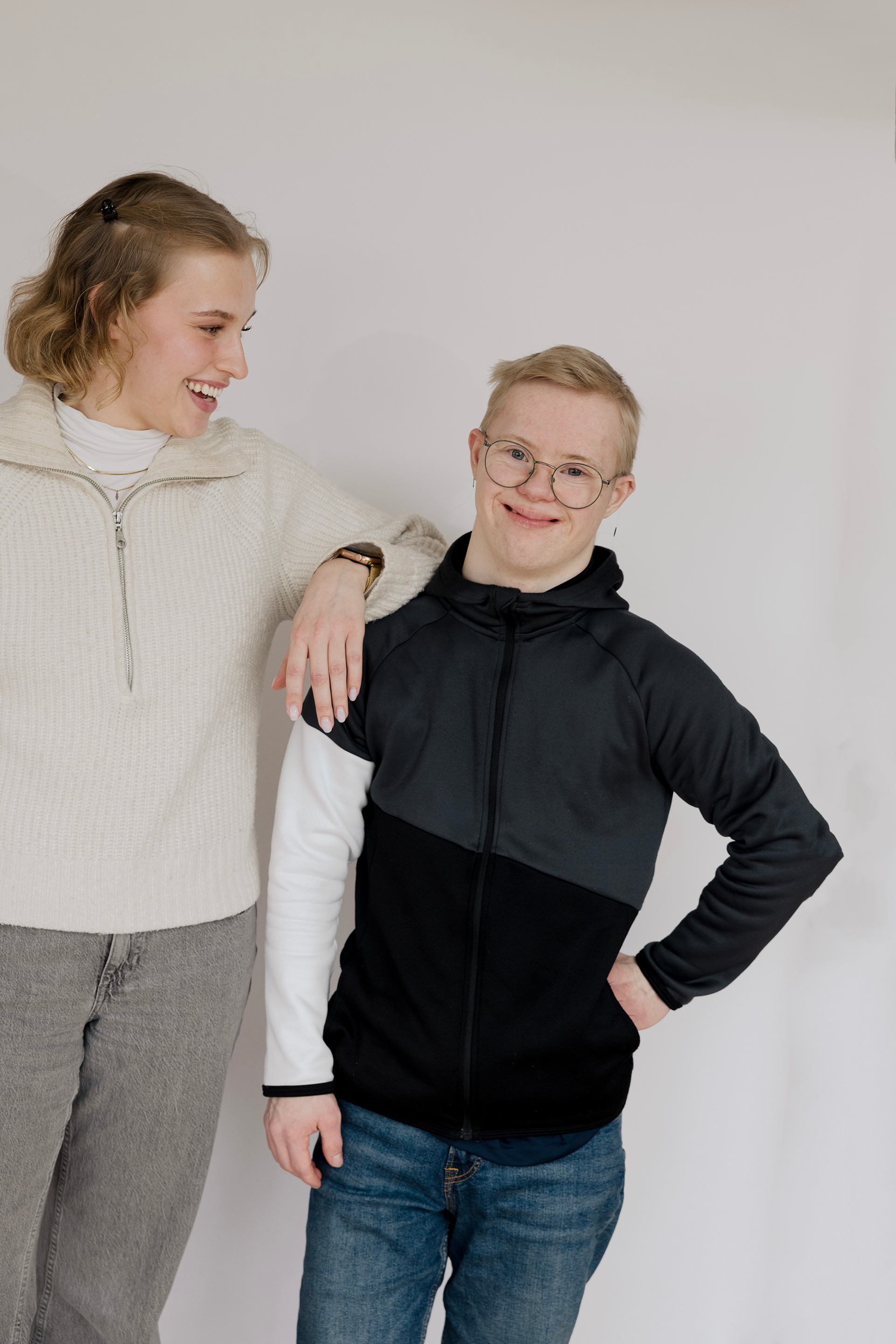 Helena Madeleine og bror Marius står sammen og smiler