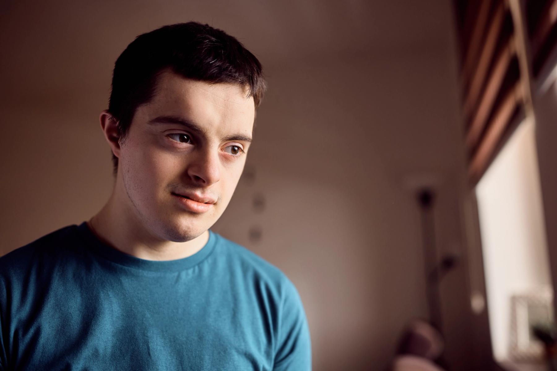 Mand kigger til siden