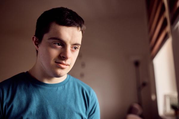 Mand kigger til siden