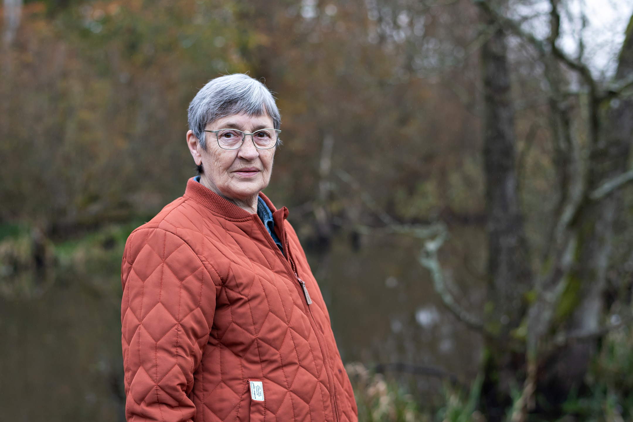Kvinde står ved et sø