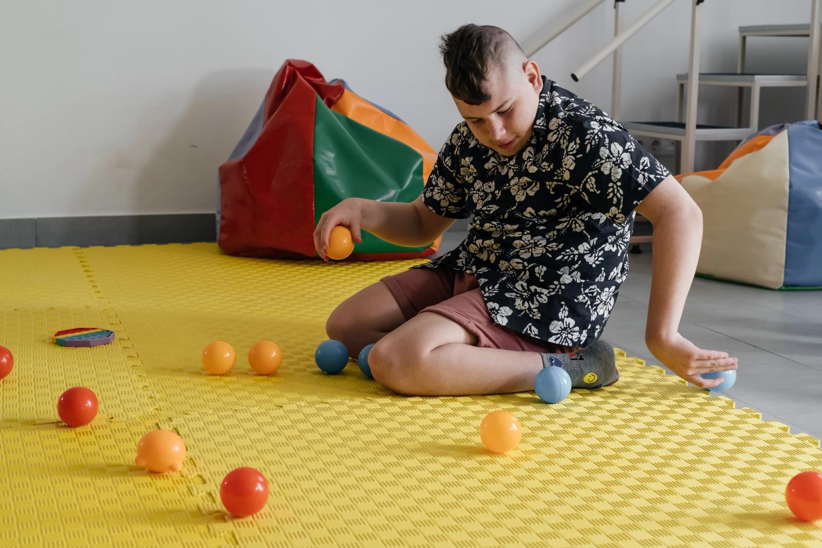 Dreng der leger med bolde