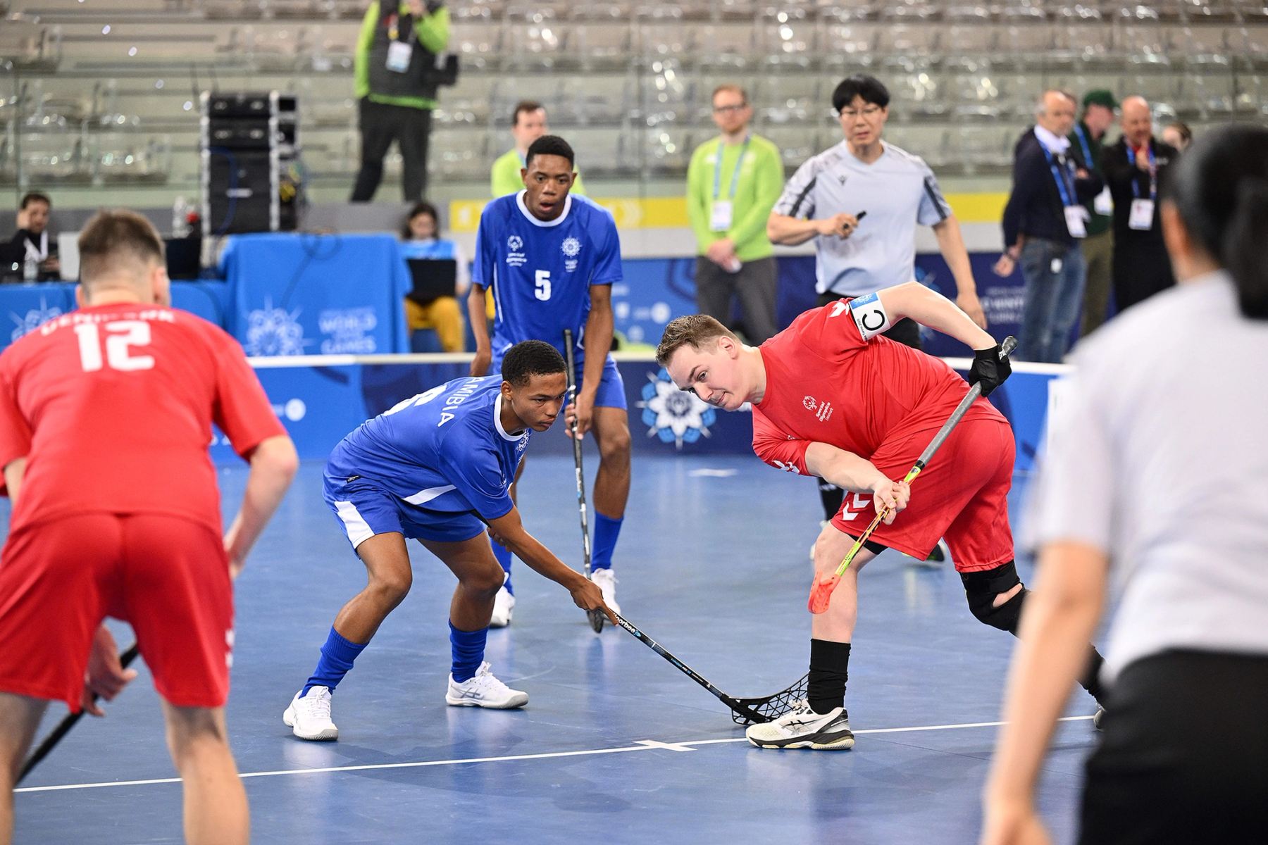 Atleter til Special Olympics spiller hockey