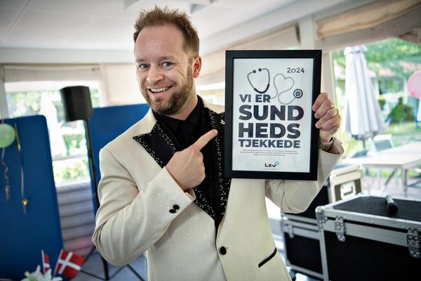 Mand står med Sundhedstjek-diplom