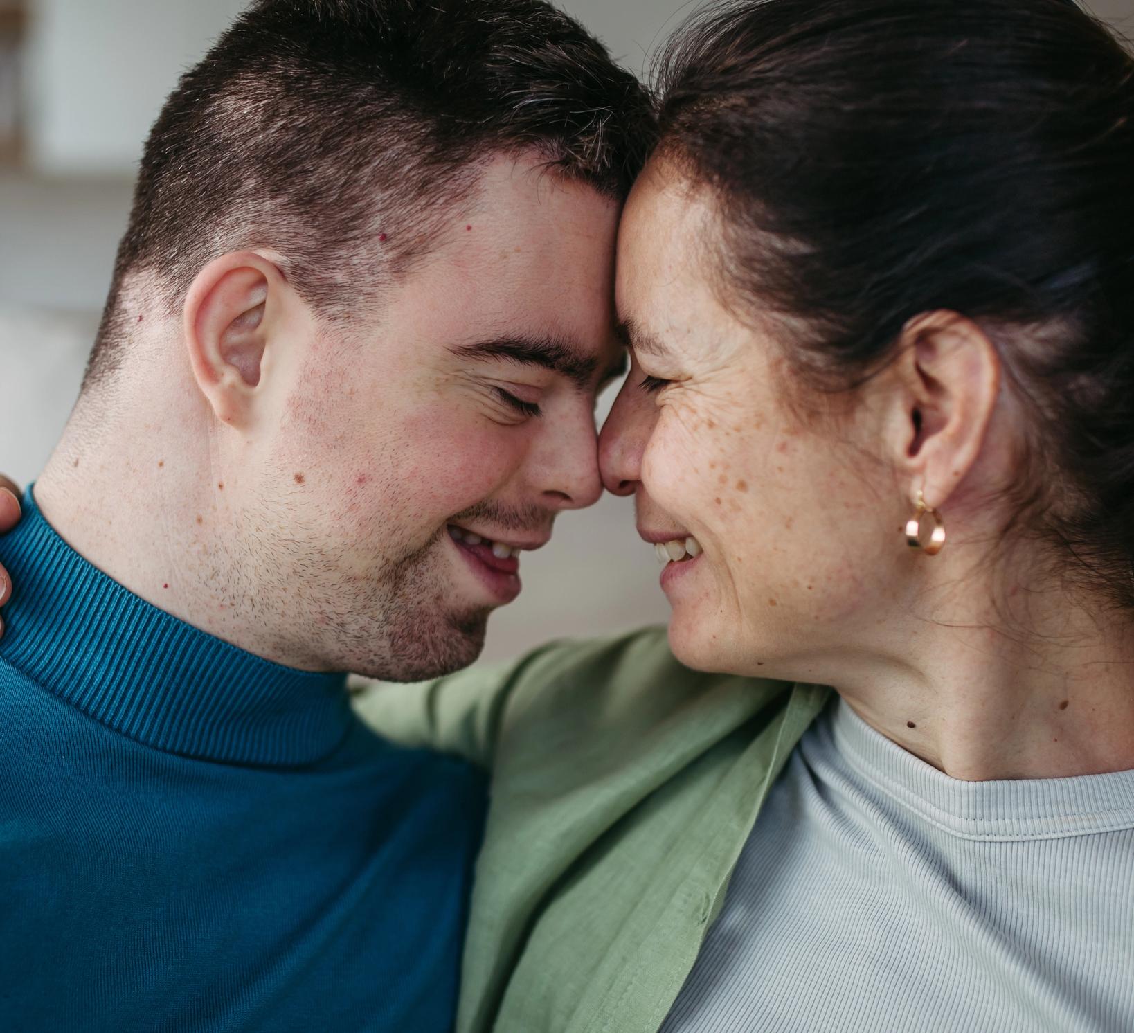 Mor og søn smiler til hinanden