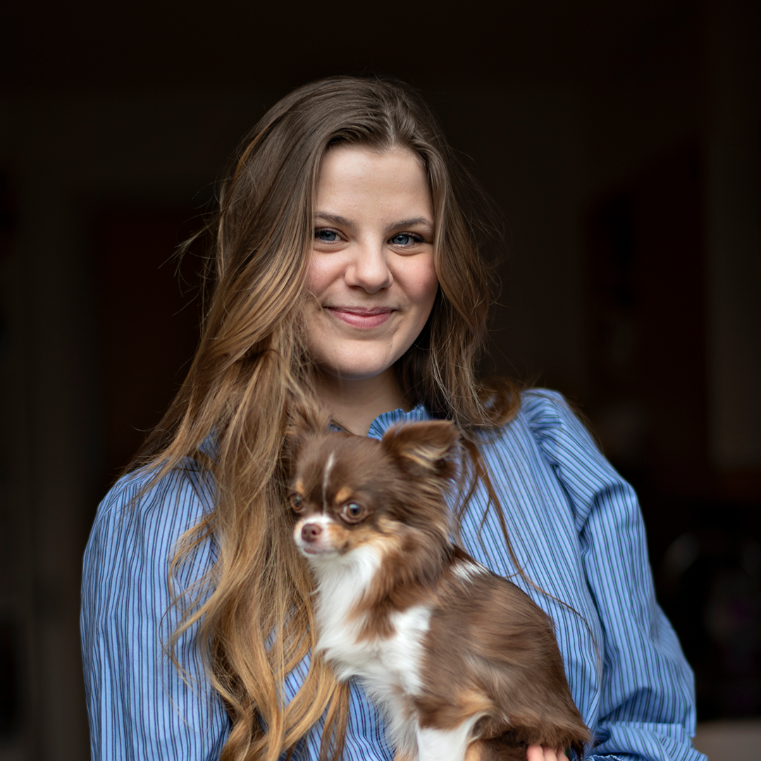 Rosa Steilborg står med sin hund