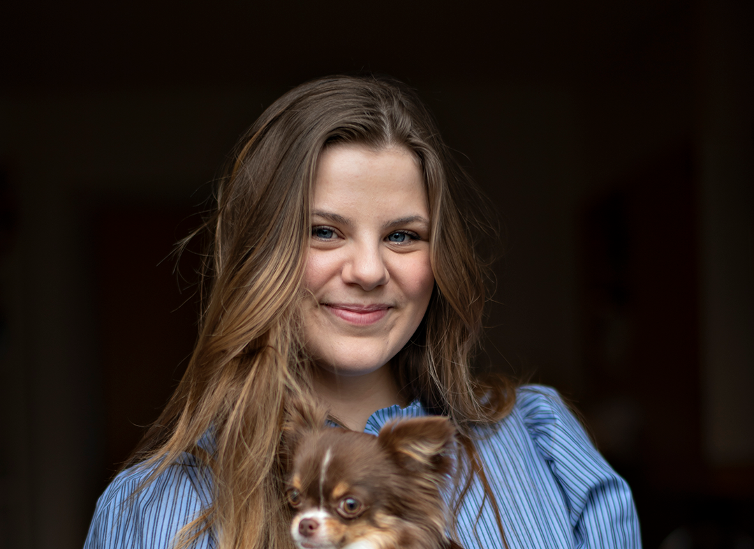 Rosa Steilborg står med sin hund