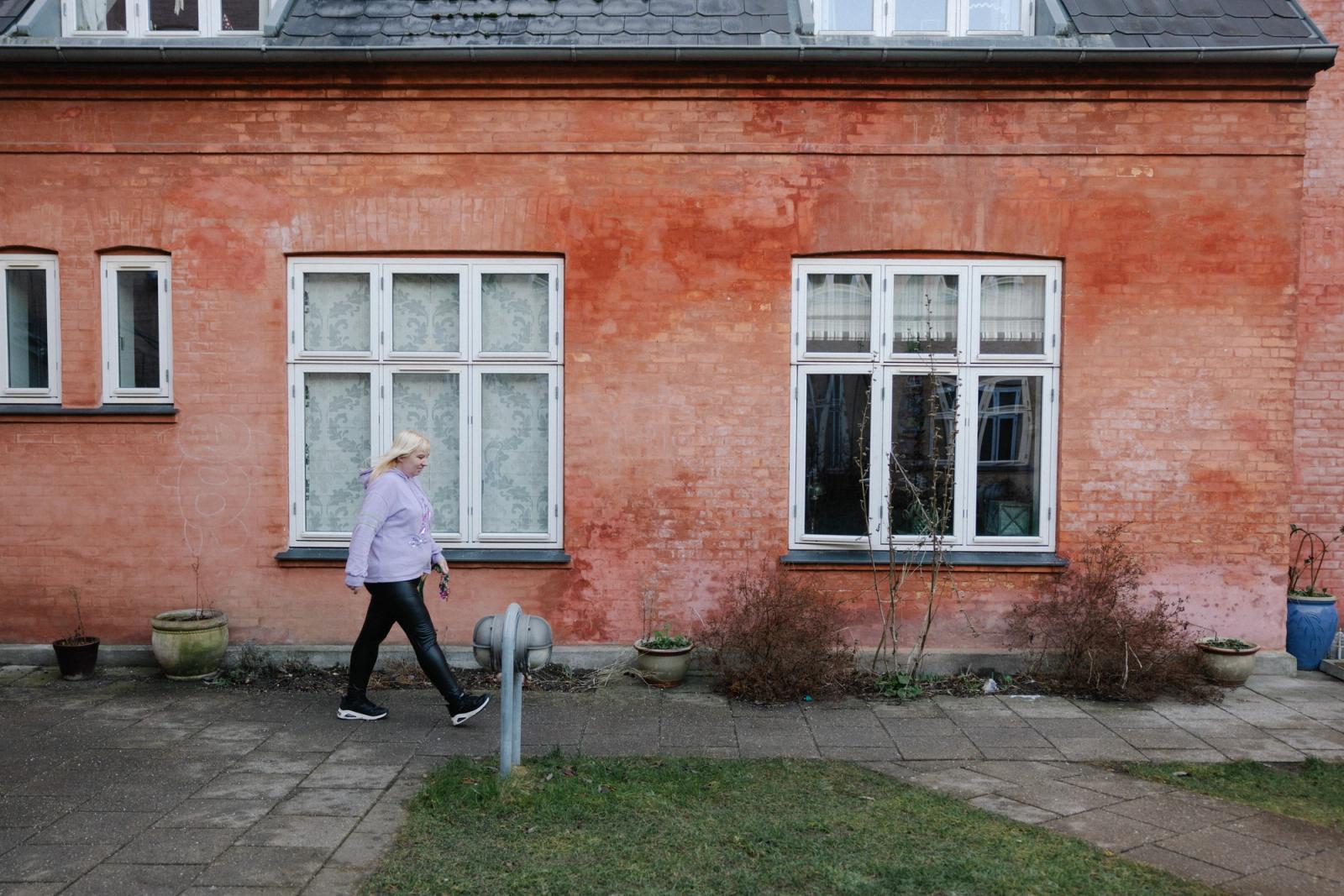 Mathilde Faber Bendtsen går foran hus