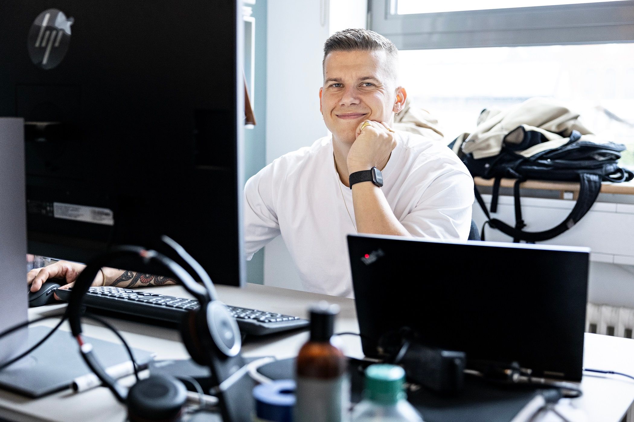 Emil Falster foran sin computer