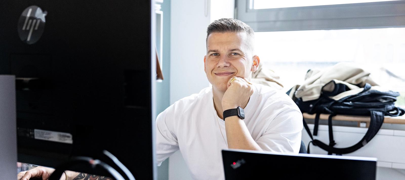 Emil Falster foran sin computer