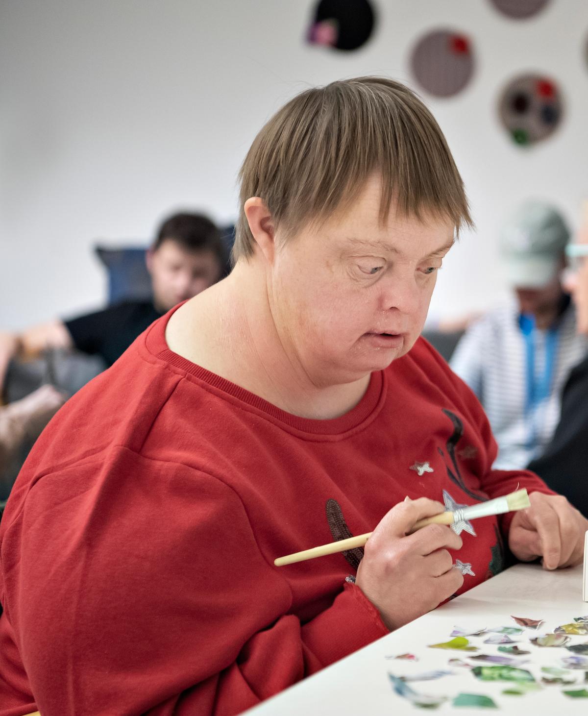 Kvinde laver decoupage