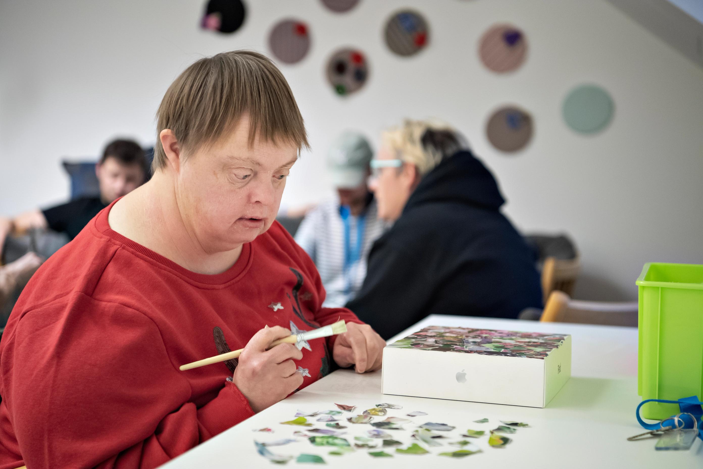 Kvinde laver decoupage