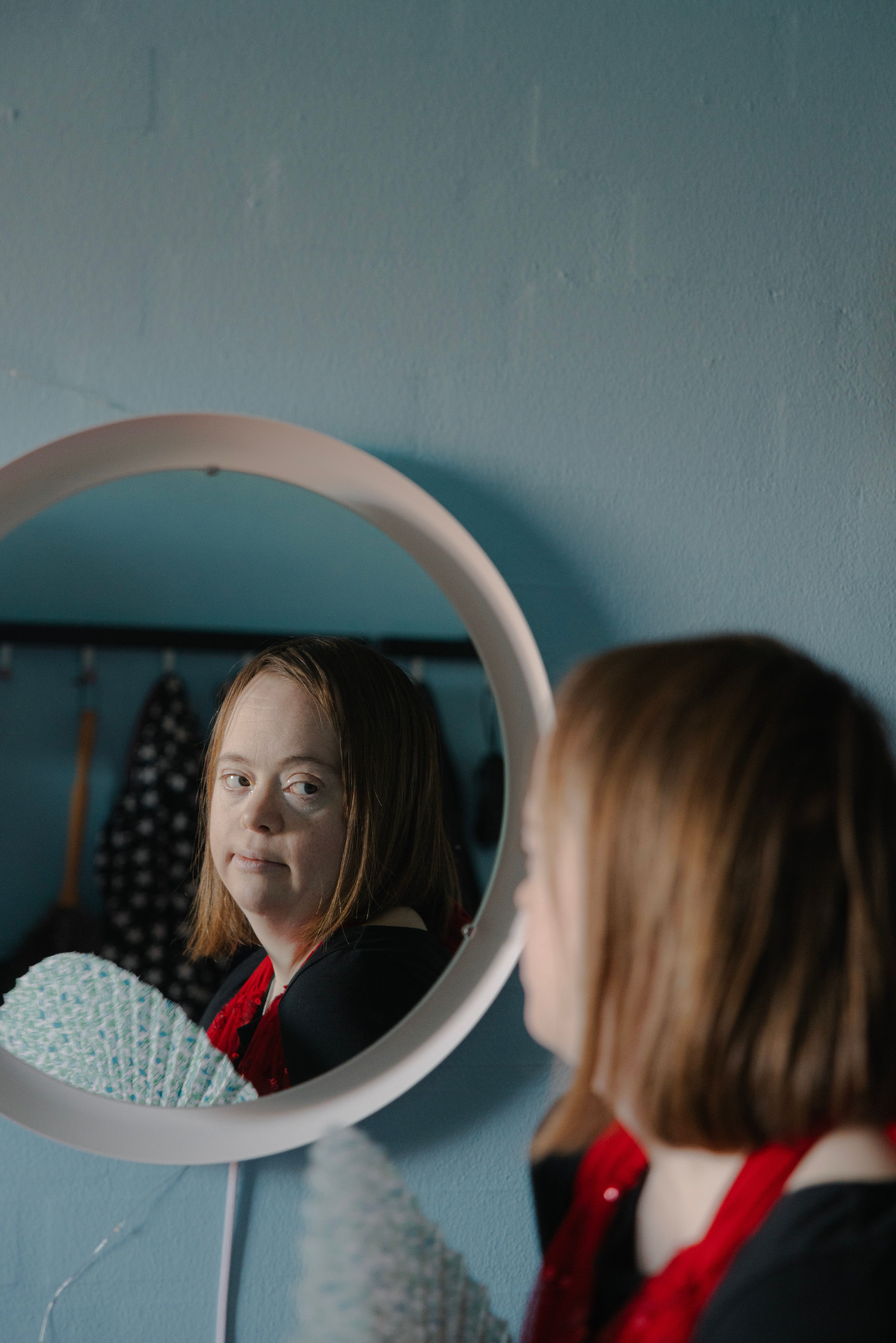 Kvinde kigger sig selv i spejlet