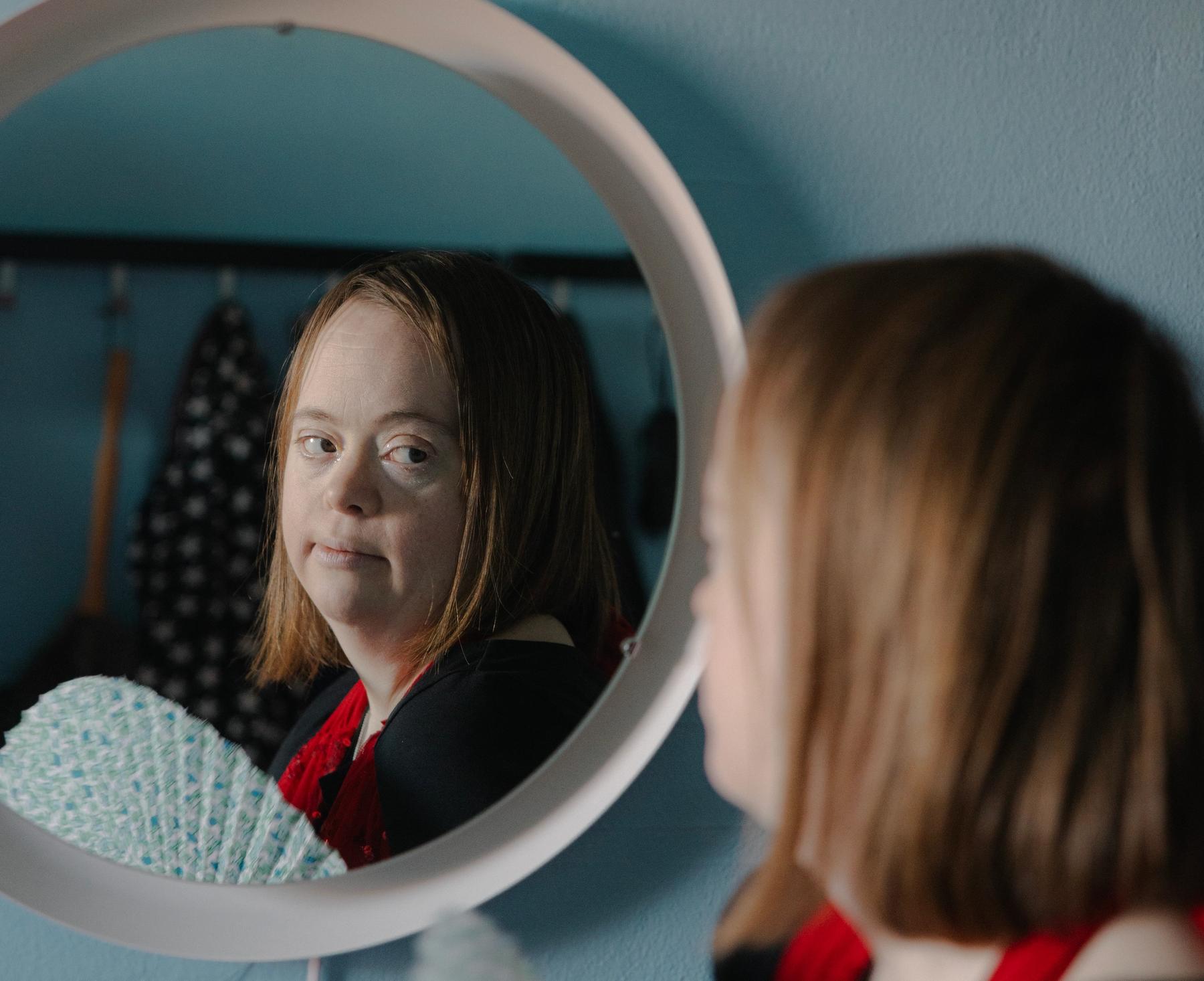 Kvinde kigger sig selv i spejlet