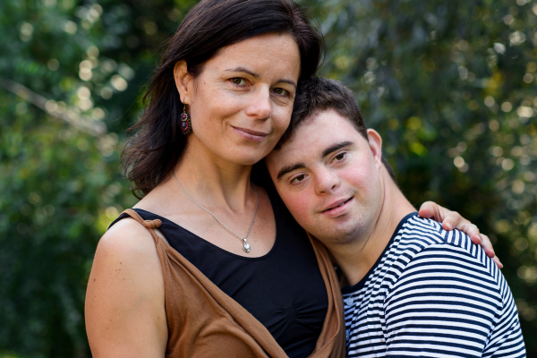 Mor og søn der krammer