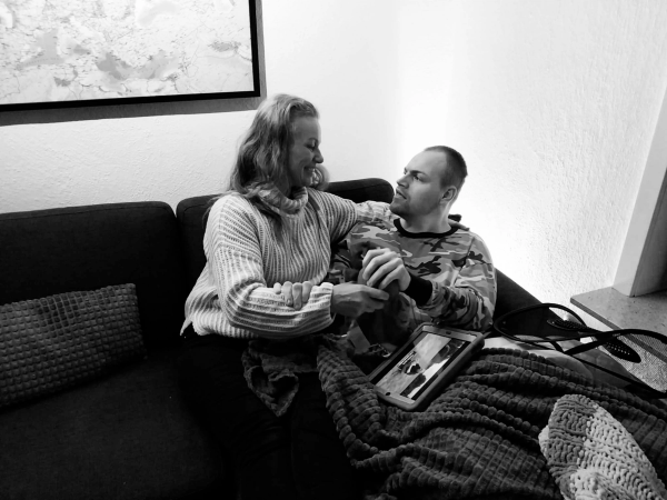 Betina og Dennis hygger i sofaen