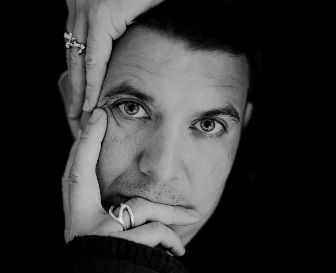 Mand kigger intenst ind i kameraet