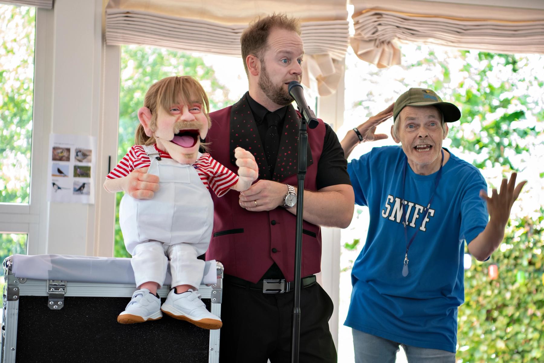Bugtaler står på scenen