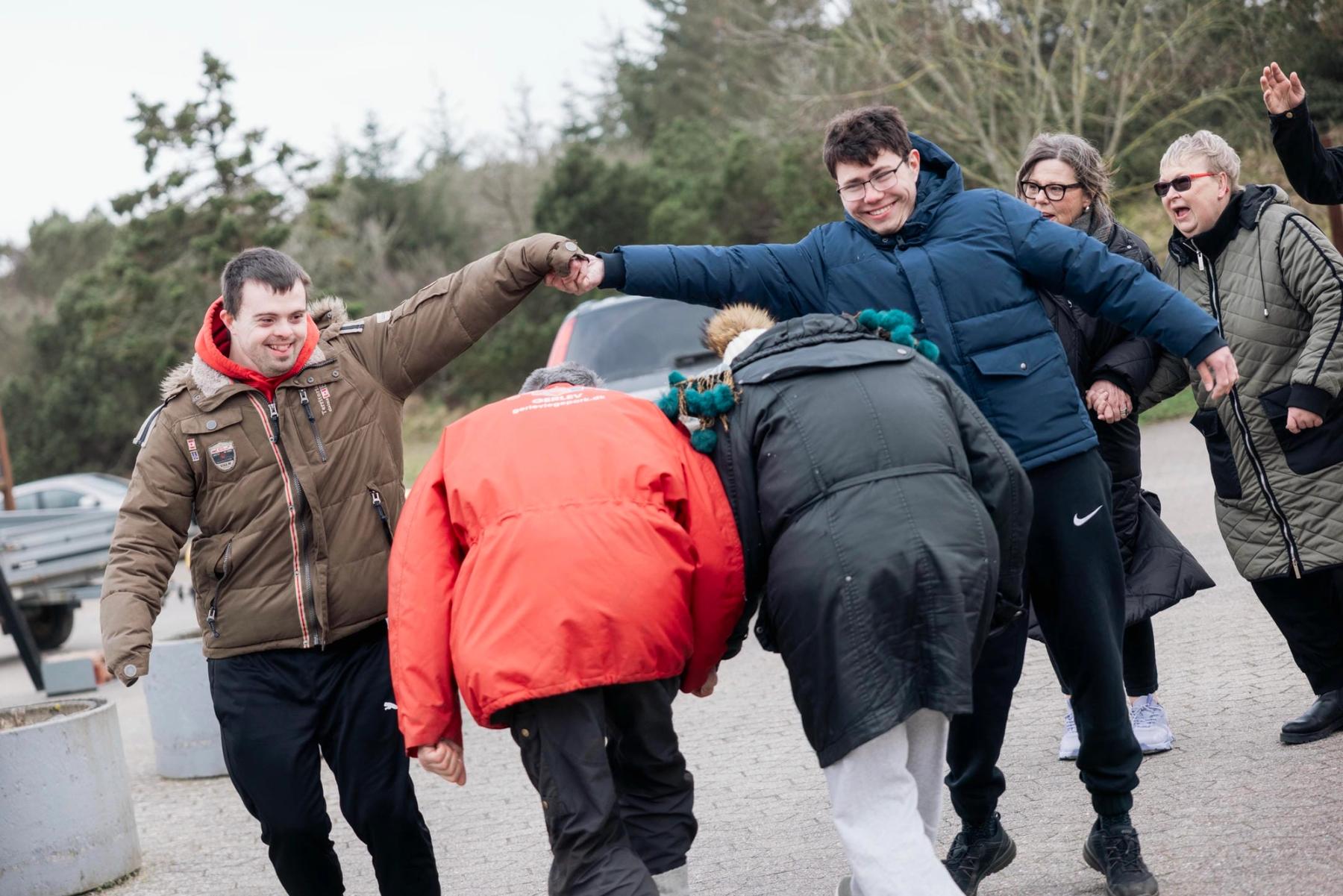 Unge mennesker leger